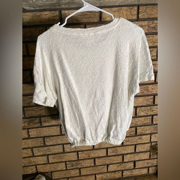 Line and dot eyelet blouse - Picture 3 of 6